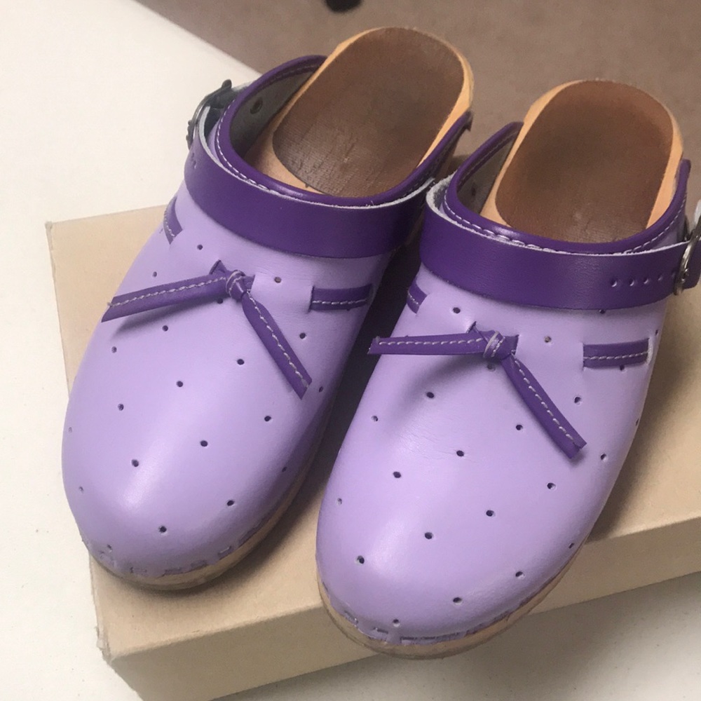 Hanna Andersson lilac leather clogs, size 37